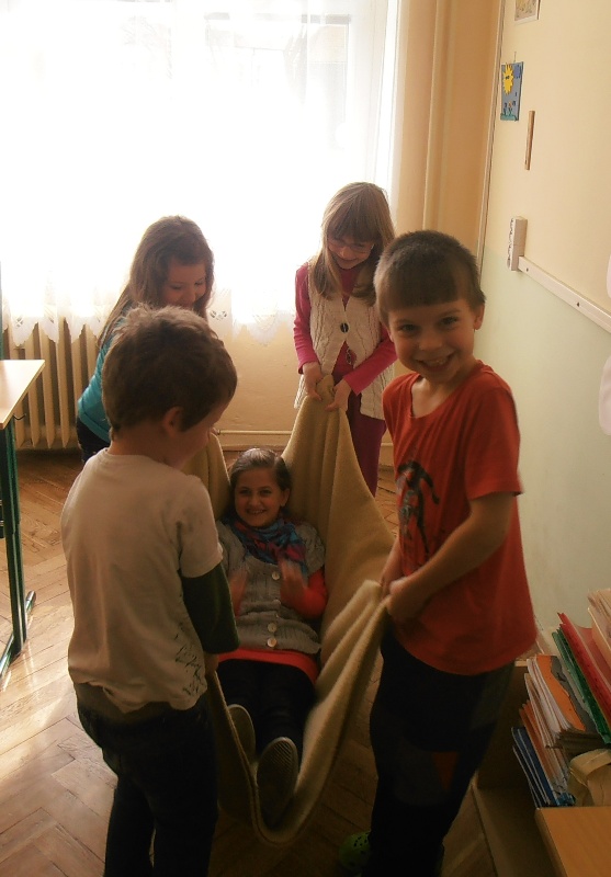 14 - přátelé nesou ochrnulého k Ježíši