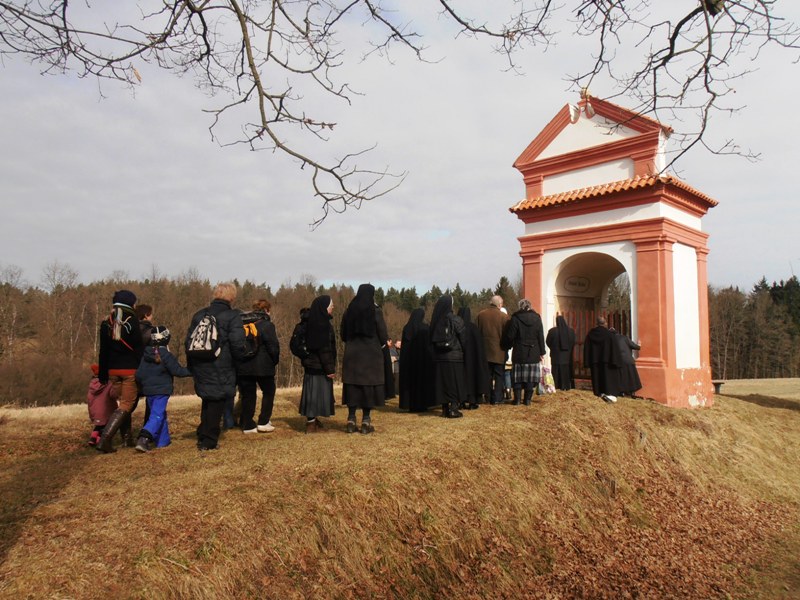 24 - křížová cesta s řeholníky