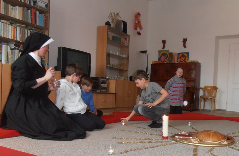 Víkendovka Slunce a chléb  - nesou zprávu, že Ježíš žije, druhým 