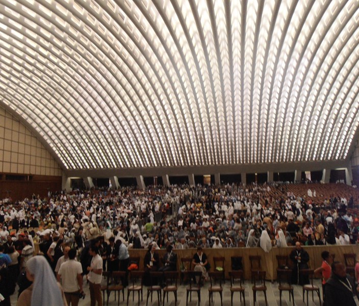 11 - v aule Pavla VI - setkání se účastnilo na 5 000 mladých zasvěcených osob