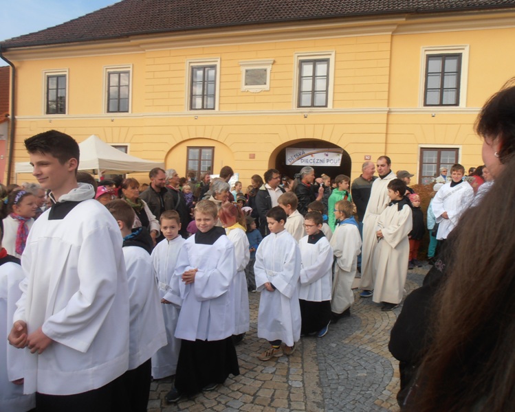 4 - pouti se zúčastnilo hodně ministrantů, jejich patronem je sv. Tarsicius