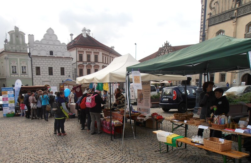 stánky prezentující aktivity v diecézi